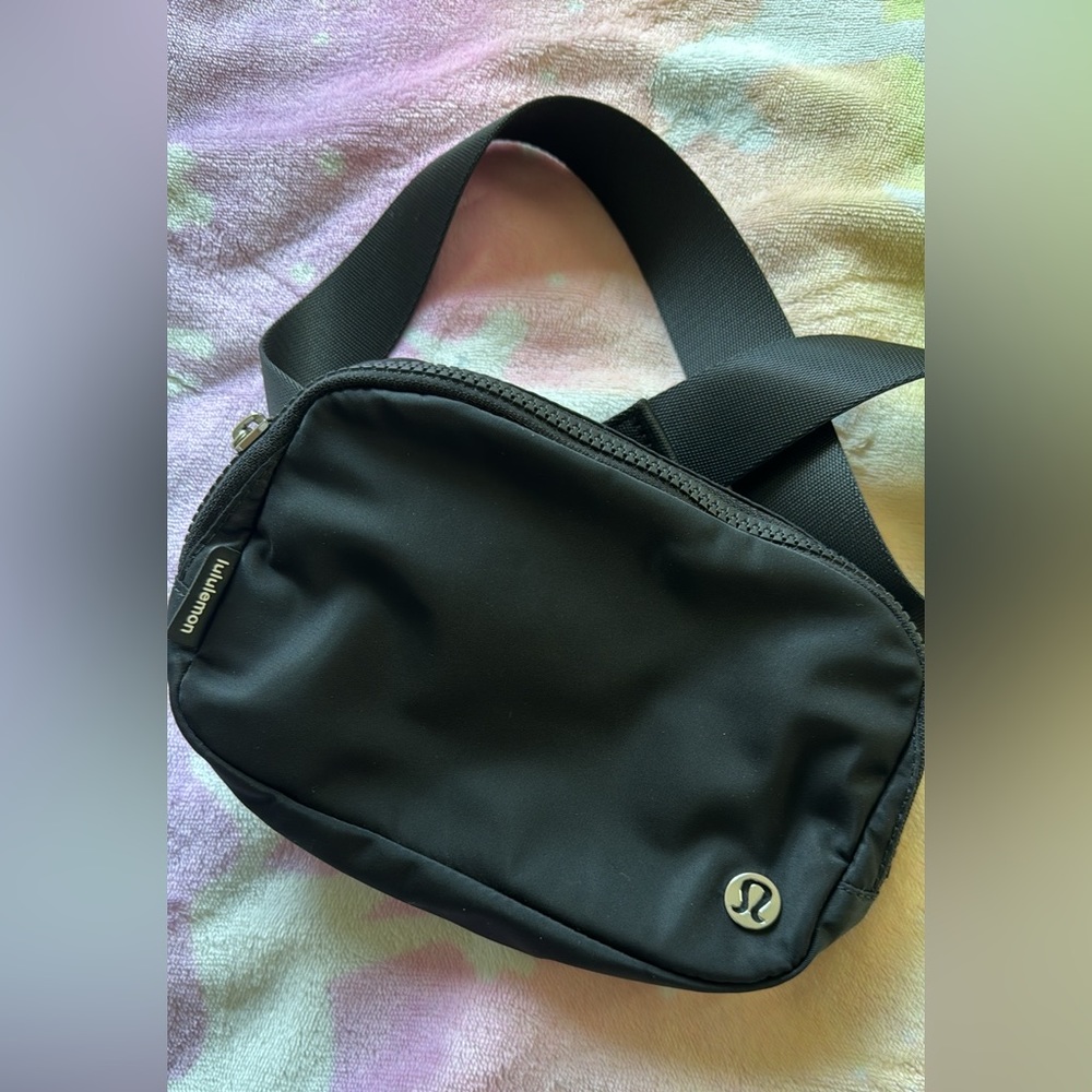Lululemon everywhere belt bag